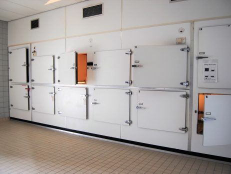 Refrigeración de cadaveres en una morgue